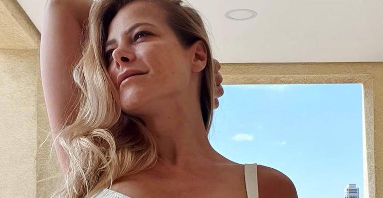 Em quarentena, Jackeline Petkovic surge só de biquíni e toma banho de sol na varanda de casa: ''Se adaptar'' - Reprodução/Instagram