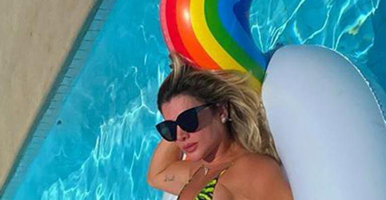 Mirella Santos posa na piscina de sua mansão e usa biquíni fininho - Reprodução