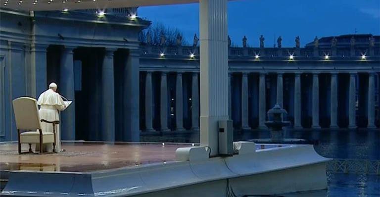 Papa Francisco ora pelo mundo em uma Praça de São Pedro completamente vazia - Reprodução