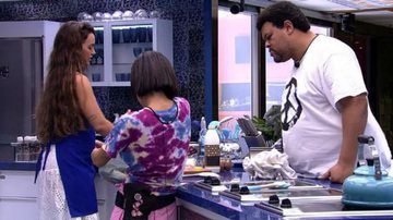 BBB20: Brother orienta sisters a fazerem o bolo para Rafa e Manu elogia: “Nossa Babu, você é muito bom na cozinha” - Reprodução/TV Globo