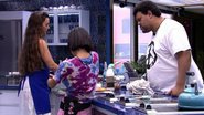 BBB20: Brother orienta sisters a fazerem o bolo para Rafa e Manu elogia: “Nossa Babu, você é muito bom na cozinha” - Reprodução/TV Globo