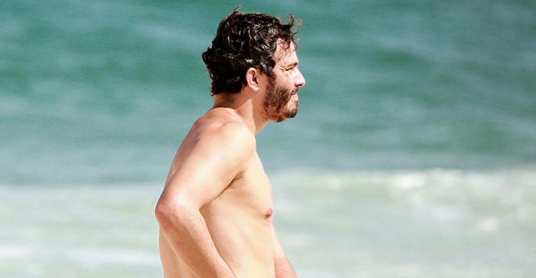 Thiago Rodrigues fura quarentena e toma até cervejinha na praia - AgNews