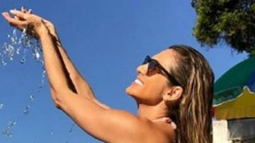 Lívia Andrade empina bumbum sarado enquanto aproveita piscina: “Essa deusa a mitologia grega não tem” - Reprodução/Instagram