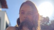 Em quarentena, Laura Neiva registra banho de sol com Maria e fãs opinam - Instagram