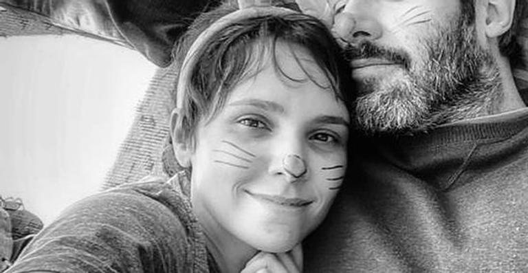 Débora Falebella se fantasia de coelhinho e passa Páscoa agarrada com namorado gato - Instagram