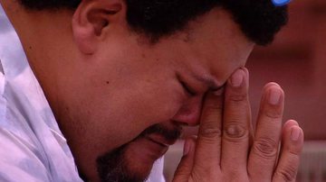 Babu Santana cai no choro após sair ileso do nono paredão no BBB20 - Reprodução/TV Globo