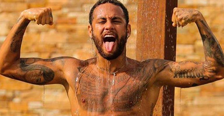 Neymar posa com volume gigante na bermuda - Reprodução/Instagram