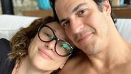 Mateus Solano e esposa dão beijão de máscara protetora e ironizam: ''Amor em tempos de Covid'' - Reprodução/Instagram
