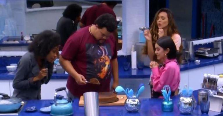 BBB20: Babu faz bolinho e entrega primeiro pedaço para Manu: ''Finalista'' - Reprodução / TV Globo
