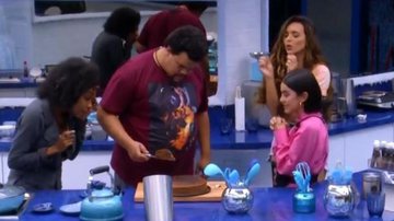 BBB20: Babu faz bolinho e entrega primeiro pedaço para Manu: ''Finalista'' - Reprodução / TV Globo