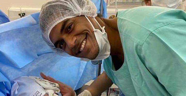 Marcelo Mello Jr posa pela primeira vez ao lado da filha recém-nascida - Reprodução