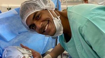 Marcelo Mello Jr posa pela primeira vez ao lado da filha recém-nascida - Reprodução
