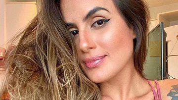 Em quarentena, ex-BBB Carol Peixinho ostenta corpão só de biquíni e renova bronzeado na sacada de casa - Reprodução/Instagram