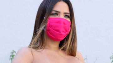 Geisy Arruda posa sexy com máscara rosa - Reprodução