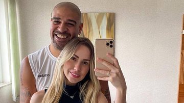 Em clima de romance, Adriano Imperador e a namorada posam juntinhos e fãs elogiam - Reprodução/Instagram