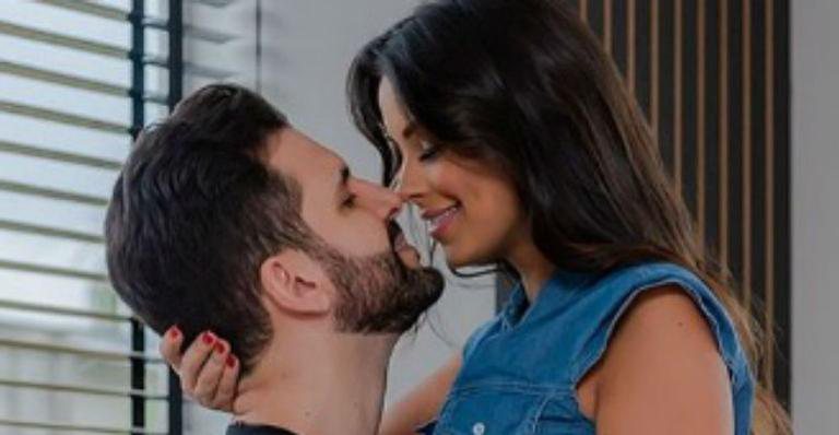 Ex-BBB Ivy Moraes surge no colo do maridão e se declara: “Amor para chamar de meu” - Reprodução/Instagram