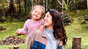 A atriz registrou um momento fofo de sua filha, Madalena, se divertindo na natureza - Reprodução/Instagram