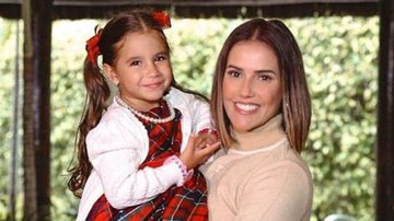 A atriz compartilhou clique onde aparece toda sorridente ao lado da filha, Maria Flor - Reprodução/Instagram