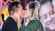 Poliana Rocha invade live de Leonardo e dá beijão no marido - Reprodução