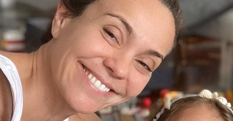 Flávia Monteiro posa com a filha em foto rara e fãs ficam em choque: ''Quem é quem?'' - Reprodução