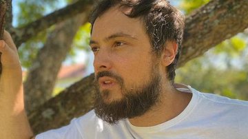 Sérgio Guizé ganha 'beijão' de cachorro por aniversário e encanta a web: ''Quarentano'' - Reprodução/Instagram