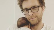 Thiago Fragoso exibe certidão de nascimento do filho - Instagram