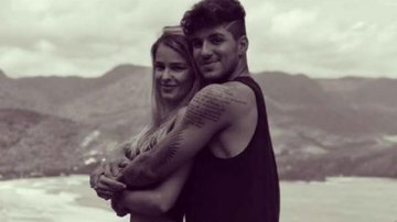 Yasmin Brunet e Gabriel Medina exibem tatuagem igual: “Amor” - Reprodução/Instagram