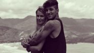Yasmin Brunet e Gabriel Medina exibem tatuagem igual: “Amor” - Reprodução/Instagram