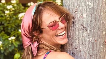 De biquíni mínimo, Paolla Oliveira comemora Dia do Abraço com árvore - Instagram