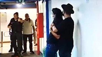 Homem armado invade sede do jornalismo da TV Globo e exibe falar com Renata Vasconcellos - Reprodução