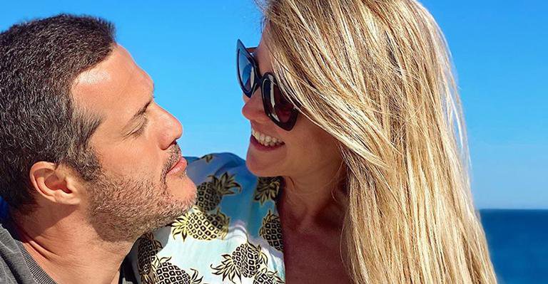 Susana Werner dá beijão em Júlio César durante passeio de barco: ''Casal lindo'' - Reprodução/Instagram