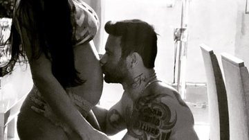 Ex-BBB Hadson Nery surge beijando barrigão de grávida da esposa e surpreende fãs: "Só eu não sabia?" - Reprodução/Instagram