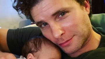 Thiago Fragoso encanta a web ao posar com filho caçula no colo: "Maior amor do mundo" - Reprodução/Instagram