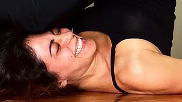 Carol Castro surpreende web ao surgir em pose de 'contorcionista' e dispara: "Ouvi um crec" - Reprodução/Instagram