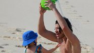 Sem máscara, José Loreto leva a filha para tomar banho de mar em praia no Rio - AgNews