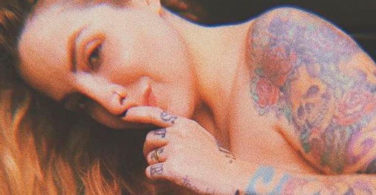 Ex-BBB Clara Aguilar surge de topless em clique só de calcinha - Reprodução/Instagram