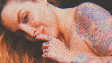 Ex-BBB Clara Aguilar surge de topless em clique só de calcinha - Reprodução/Instagram