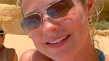Luana Piovani posa de bruços na praia - Reprodução/Instagram