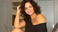 Viviane Araújo posa só de camiseta e ostenta pernões - Reprodução/Instagram