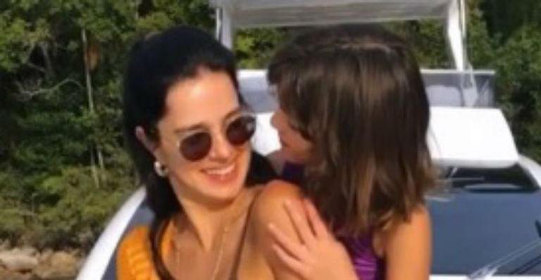 Esposa de Rodrigo Faro ostenta barriga chapada ao lado da filha em iate de luxo - Reprodução/Instagram