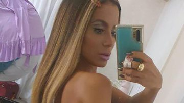 Anitta posa com calça aberta no bumbum e provoca: "Saudade de ver minha bunda saltando, né?" - Reprodução/Instagram