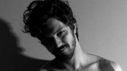 Romulo Estrela surge sem camisa e esbanja beleza e boa forma - Reprodução/Instagram