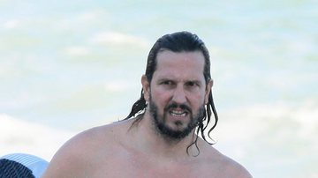 Vladimir Brichta é flagrado exibindo o corpão em dia de praia no Rio - Reprodução