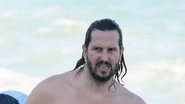 Vladimir Brichta é flagrado exibindo o corpão em dia de praia no Rio - Reprodução