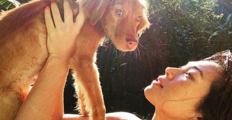 A atriz esbanja beleza e boa ao lado do seu cachorrinho de estimação - Reprodução/Instagram