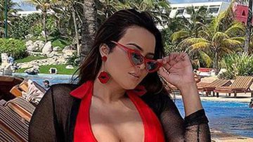 Sensual! Geisy Arruda relembra clique na piscina e decote generoso rouba a atenção - Instagram