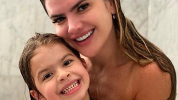 Mirella Santos surge tomando chuveirada com a filha em momento feliz - Reprodução