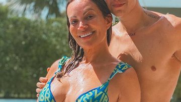 Solange Almeida posa na piscina ao lado do filho que perdeu 70 kg - Reprodução/ Instagram