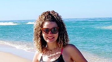De maiô cavado, Debby Lagranha exibe corpão na praia - Reprodução/ Instagram