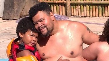 Paizão! Babu Santana reúne os três filhos em clique na piscina - Instagram